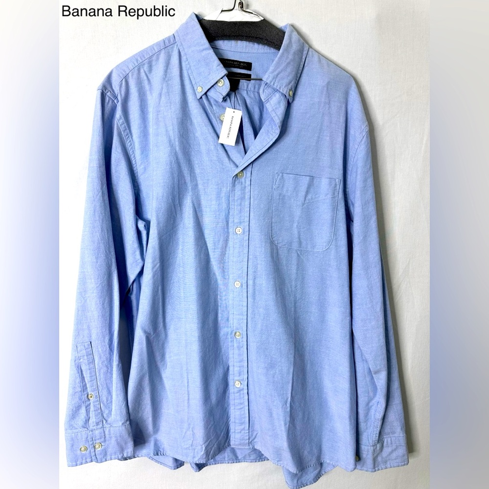 Banana Republic Men’s NEW organic cotton untucked standard fit button up. Size L